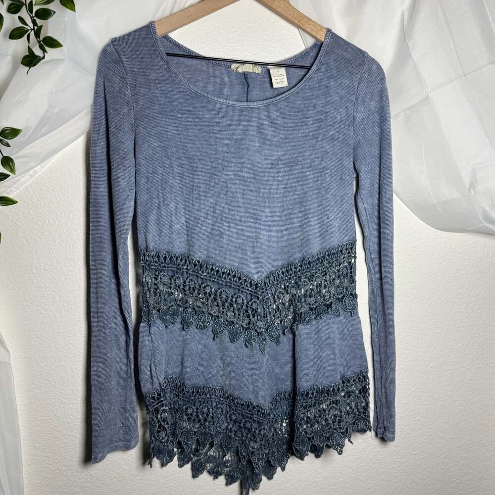 Gimmicks by BKE Women's Blue Thermal Long Sleeve Lace Crochet Trim Top